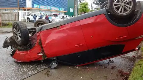 Video!!! Vehículo volcado en San Pedro de la Paz