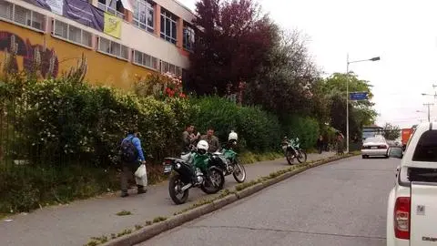 Llegó “disparando” a liceo penquista