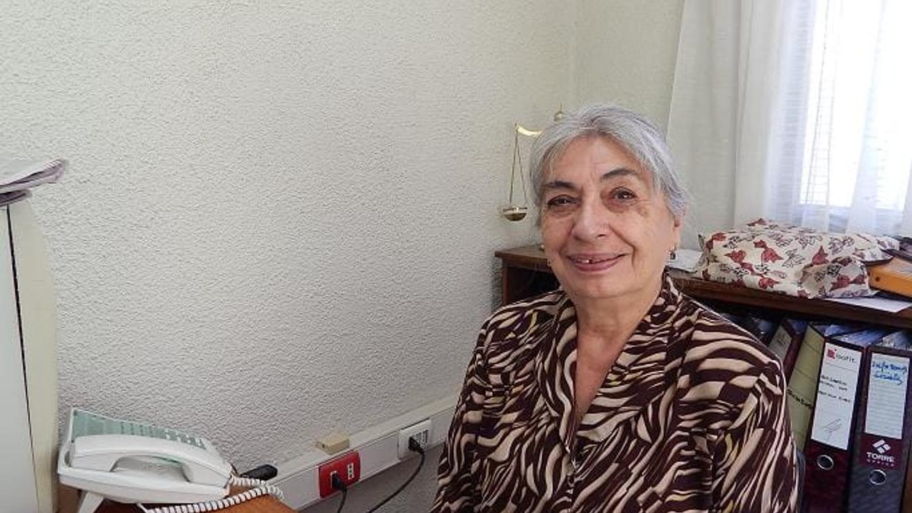 Olimpia Riveros fuera del Colegio de Profesores