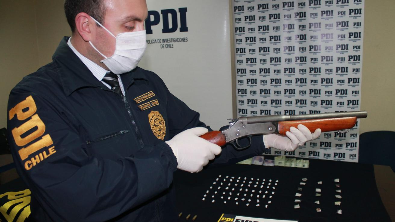Pareja sorprendida con drogas y arma de fuego
