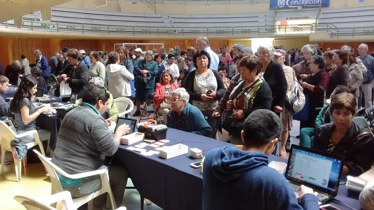 Vecinos de Talcahuano recibirán el pase adulto mayor