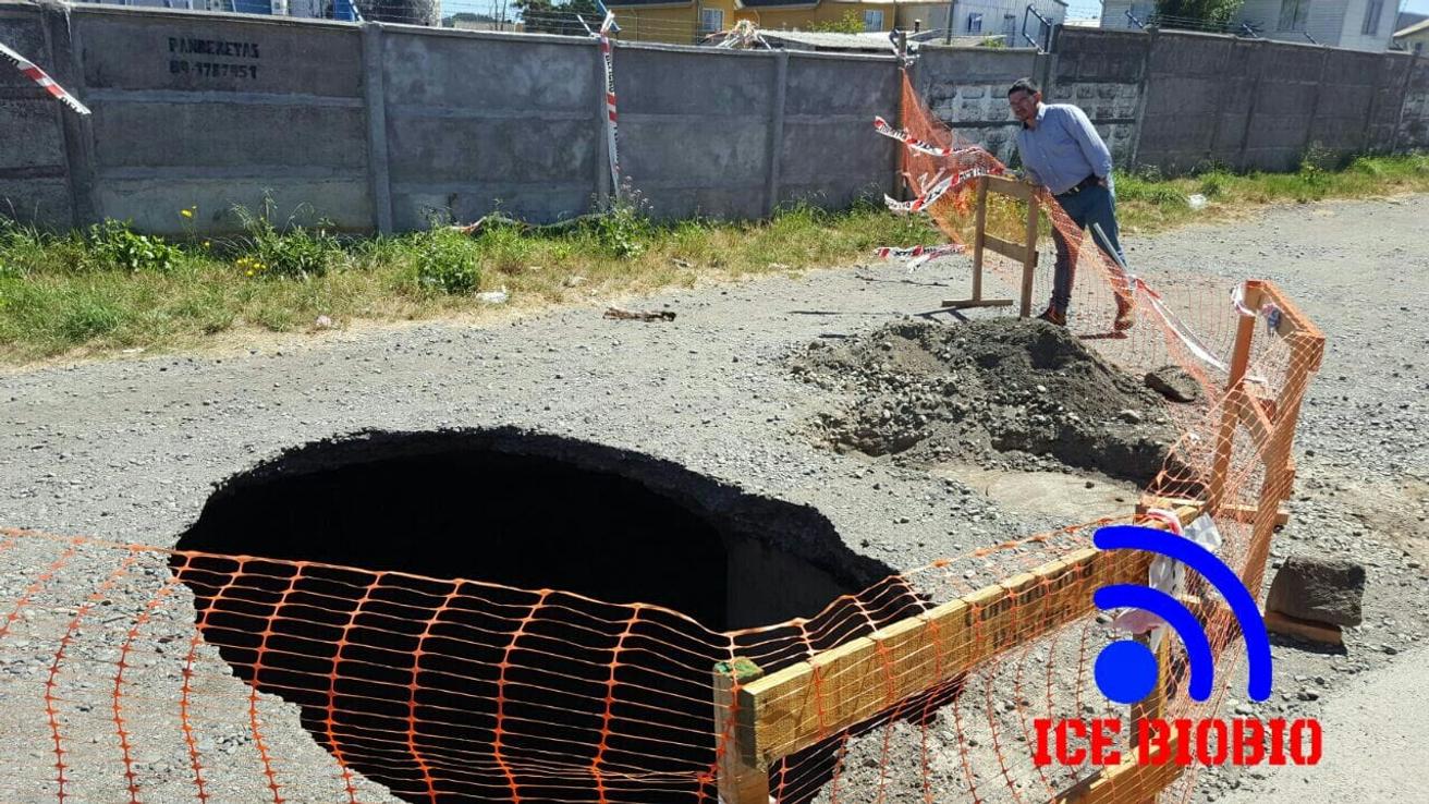 Socavón deja ver una napa subterranea de excremento