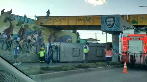 Bus de pasajeros terminó volcado en Concepción