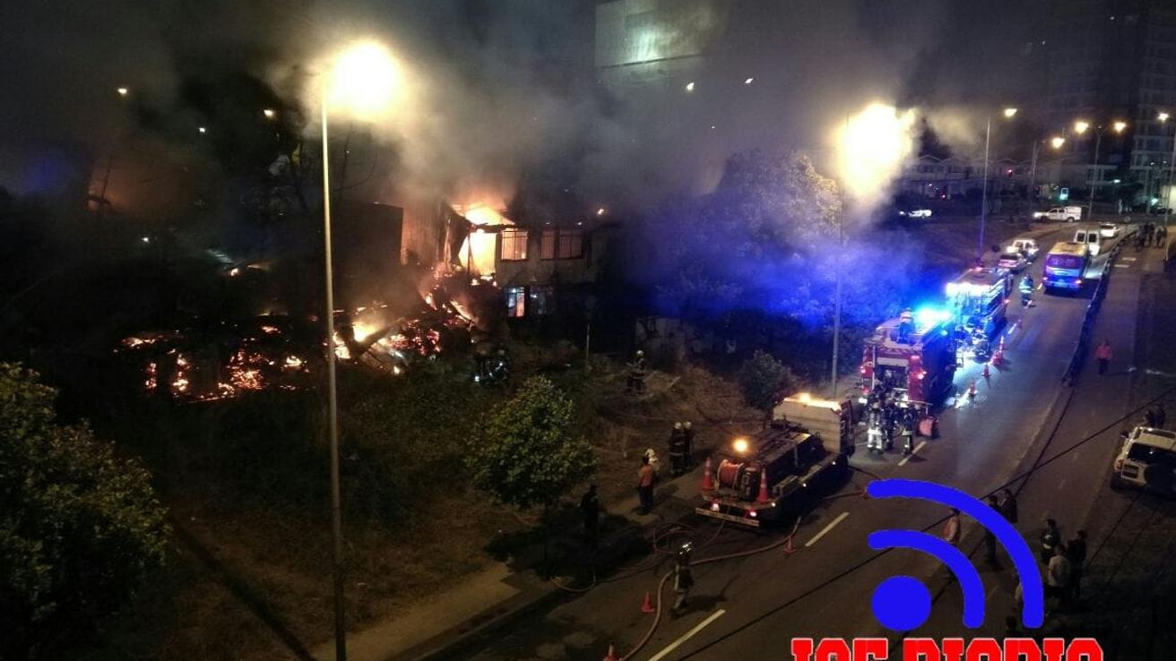 Incendio de grandes proporciones afectó a cinco viviendas a un costado del Parque Ecuador en Concepción
