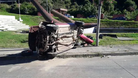 Vehículo cae varios metros desde altura en Chiguayante