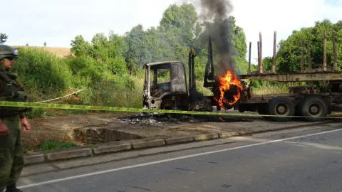 Gobierno interpondrá querella por ataque incendiario y corte de ruta