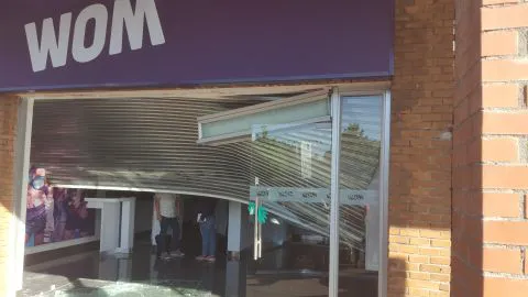 Un alunizaje afectó a la tienda WOM en San Pedro de la Paz