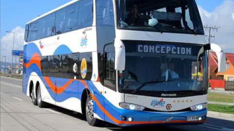 Eme Bus entregó bono a chofer-bombero que combatió la emergencia forestal
