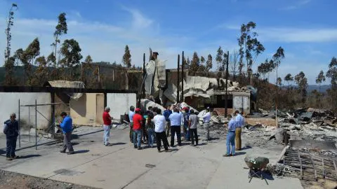 Autoridades visitan centro de eventos destruido por incendios forestales