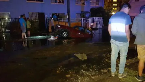9 viviendas afectada y 2 vehículos dañados por fuerte rotura de matriz