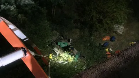 Un fallecido y varios heridos luego que vehículo cayera del puente Juan Pablo II