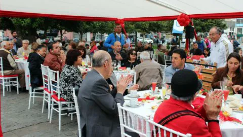 El Día del Amor se tomó la Plaza Independencia