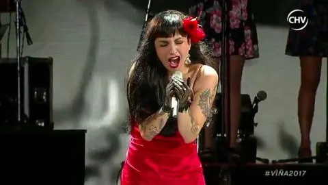 Bastó sólo esta canción para que Viña2017 pidiera gaviota para Mon Laferte