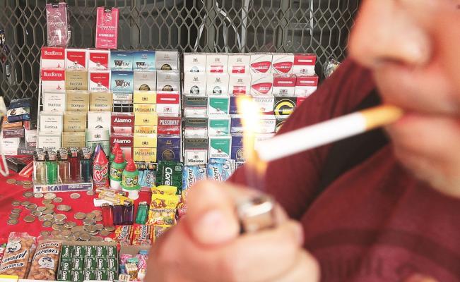 Buscan sancionar por ley a quienes lancen colillas de cigarro al suelo