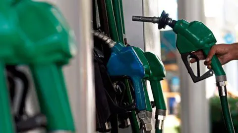 ¡Al fin! Bencinas bajan de precio