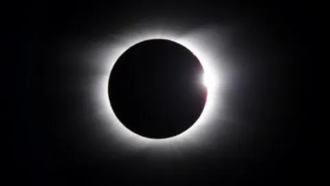 Dónde y cómo seguir el eclipse del domingo 26 de febrero
