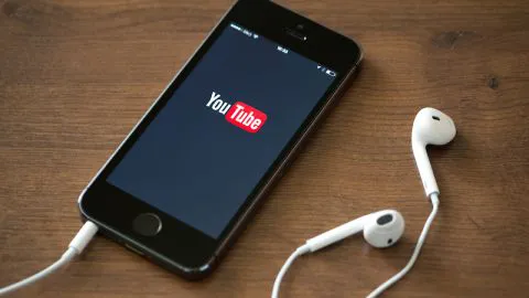 ¿Te gustaría escuchar música de YouTube mientras usas tu celular? ¡Este secreto te cambiará la vida!