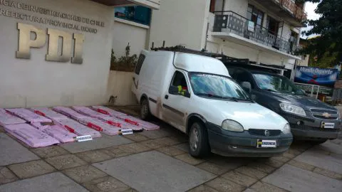 Dos sujetos fueron detenidos tras ser sorprendidos robando tejas en Los Ángeles
