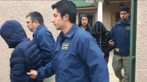 CAÑETE: Artesanos ecuatorianos detenidos por tráfico de inmigrantes menores de edad que vivían hacinados