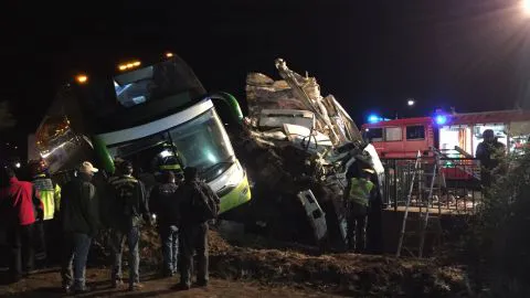 Accidente de tránsito involucró a un bus y camión en Ruta 5 Sur
