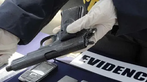 Delincuentes asaltaron negocio familiar en Coronel en el momento que había un detective al interior