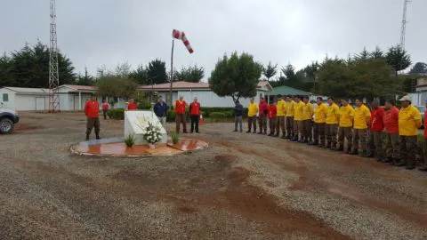 Brigadistas de Conaf recuerdan a mártires que combatieron incendio en Coelemu