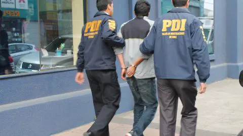 3 personas detenidas en Lota tras interceptar un tren y robar madera de sus vagones