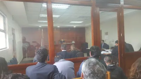 Ex pareja de Antonia Garros ingresó y salió del tribunal escondido en un vehículo