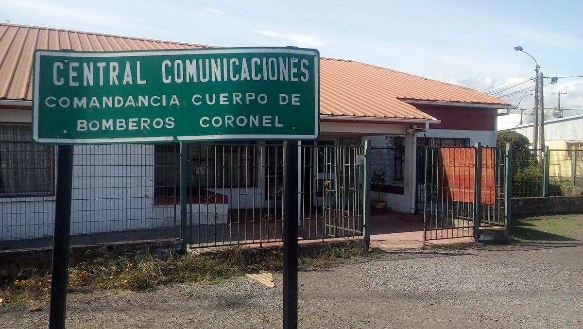 15 bomberos de Coronel esperan prueba PCR tras contacto estrecho con voluntario con Covid-19