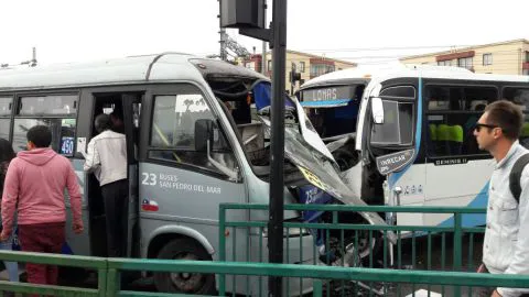 Dos buses de la locomoción colectiva chocaron en San Pedro de la Paz