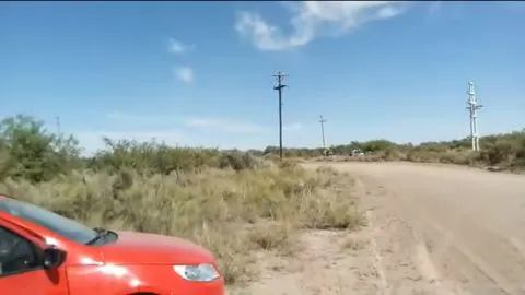 Tremendo!!! Se coló en un rally con un cacharro, chocó y se puso a celebrar