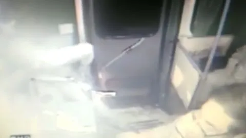 Conductor fue asaltado y terminó chocando con varias viviendas en Boca Sur