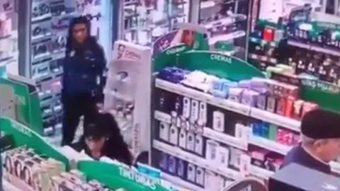 Mujeres roban en farmacia a plena luz de día e incluso con clientes en su interior