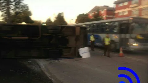 Taxibus con pasajeros volcó en Hualpén dejando varios lesionados