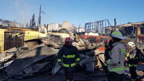 Superintendencia de Servicios Sanitarios abrió sumario contra Essbio por incendio de 10 casas en Lota