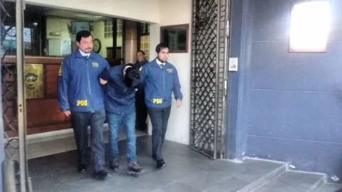[VIDEO] Detienen a peligroso delincuente que asaltaba a estudiantes en las micros