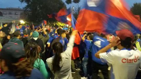 El animado festejo de los hinchas azules por el título de la U en Concepción