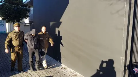 A pesar de brutal agresión en bus de locomoción colectiva imputado salió caminando del tribunal