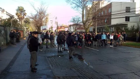 Alumnos del Liceo Enrique Molina tienen clases sin luz ni calefacción y filtraciones de agua
