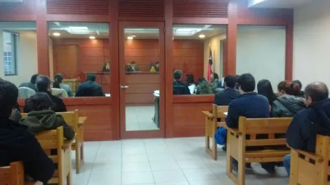 Chofer es condenado como culpable de homicidio luego que pasajera cayera de su bus en movimiento mientras discutían