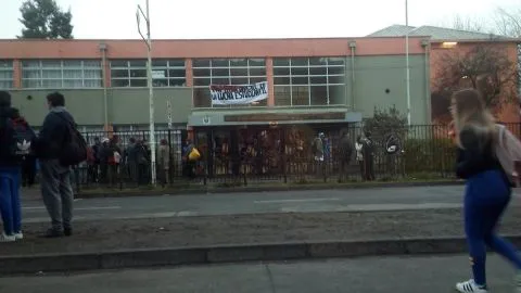 Colegio Brasil de Concepción permanece tomado por alumnos