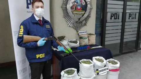 La PDI detuvo a dos hermanos que tenían 7 kilos de drogas y dos escopetas en Yungay