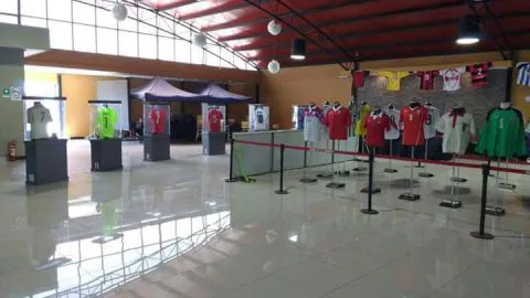 Las camisetas de los ídolos del fútbol mundial y la Roja llegan a Concepción