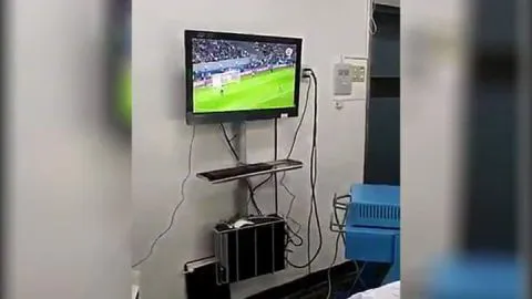 Equipo médico celebra triunfo de Chile en plena operación