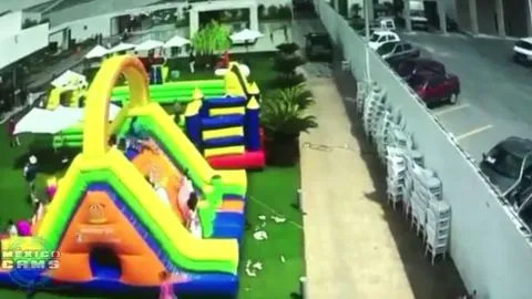 Juego sale volando con niños en su interior
