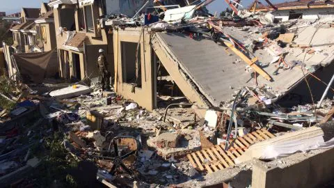 Condominio queda destrozado por explosión de gas