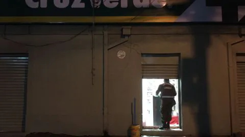 Delincuentes roban millonario botín desde farmacia en Coronel