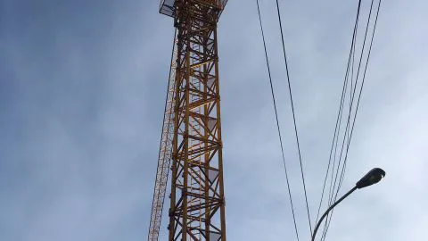 Hombre sube a una grúa para que se escuchen sus demandas