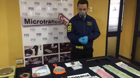 Amplio operativo logra dar con 3 personas con 1.300 dosis de drogas en Lota