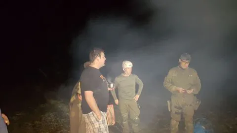 Familia perdida fue encontrada quemando su ropa para pasar el frio